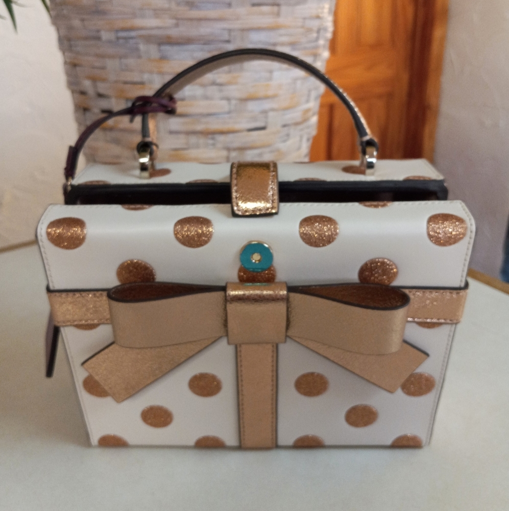 Kate Spade New York Crossbody Bag, Wrapping Party Gift Box. Parchment & Gold - Picture 6 of 12